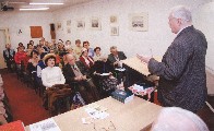 Tajomník Krúžku priateľov múzea, Mihály Mácza pri referáte o 35 ročnej činnosti krúžku 6. marca 2007 v prednáškovej sále múzea 