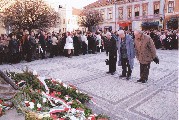 Zástupcovia Krúžku priateľov múzea Sándor Gulyás, László Deminger a András Tóth pri kladení venca k pamätníku generála Klapku v Komárne 15. marca 2007